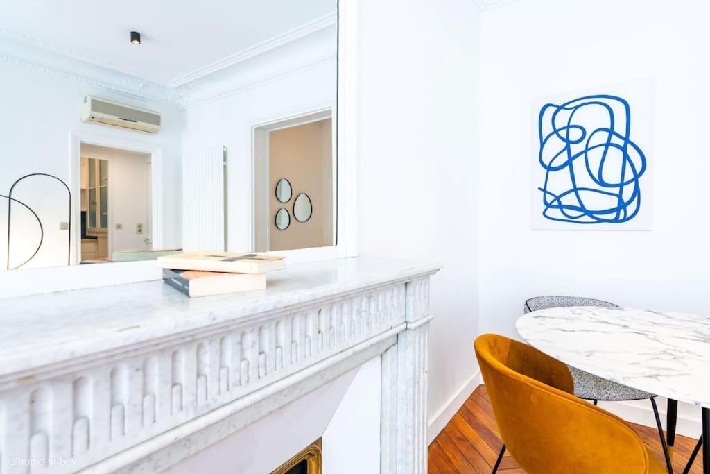 Appartement Le Delon - Passy Tour Eiffel A Pied - 5personnes- Climatisation Parijs
